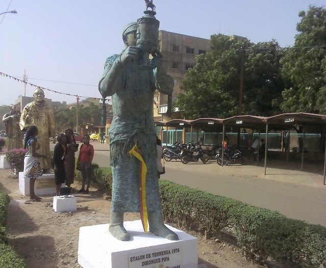 Cinéma africain : Une statue immortalise  Jean-Pierre Dikongué-Pipa à Ouagadougou