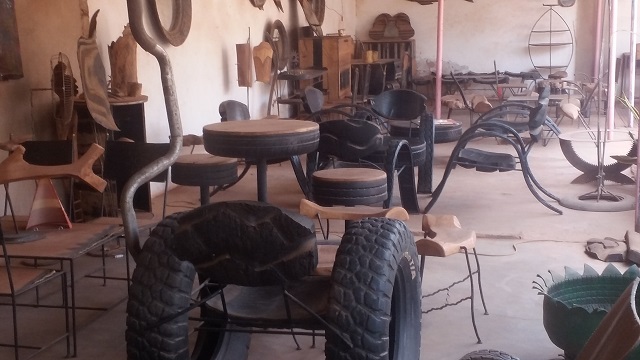Artisanat : Malick Zoungrana, l’homme qui transforme les pneus en objets d’art