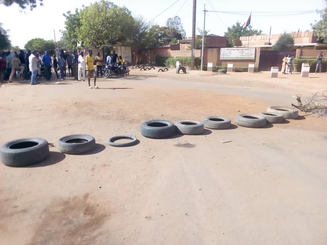 Arrondissement 2 de Ouagadougou : Des jeunes manifestent pour exiger la réfection de l’avenue Bassy