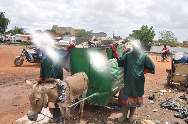 Bientôt plus de 2000 femmes pré-collectrices d’ordures se retrouveront en chômage à Ouagadougou !