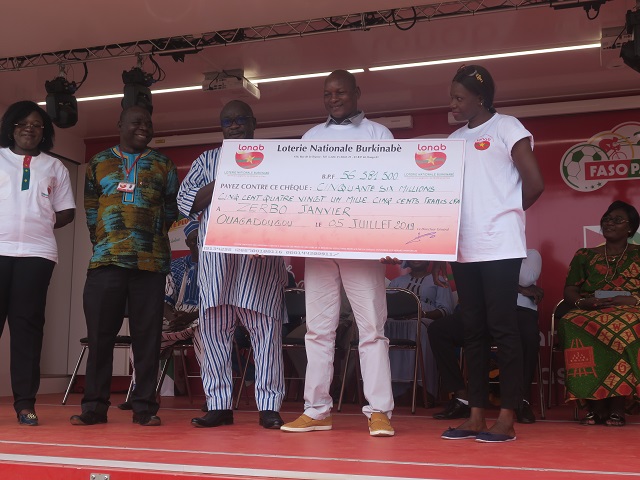 Loterie nationale burkinabè :  Le gagnant au PMUB, Janvier Zerbo, reçoit son chèque de plus de 56 millions FCFA 