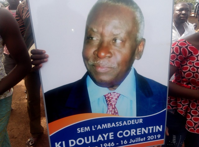 Nayala : L’ambassadeur Doulaye Corentin Ki a été inhumé dans son village natal