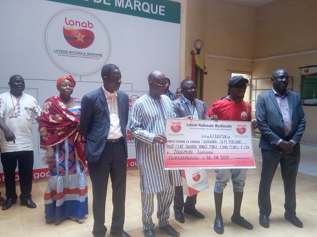 PMU’B : La LONAB remet un chèque de 67 880 500 F CFA à Lassane Zougmoré