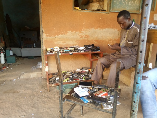 Réparateur de téléphones portables au Burkina : Un métier qui ne connait pas la crise