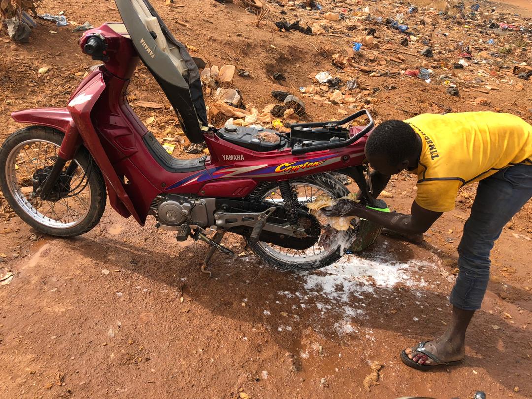 Boniface Wendsounri, laveur de motos : « Il n’existe pas de sot métier, il existe une sotte personne »