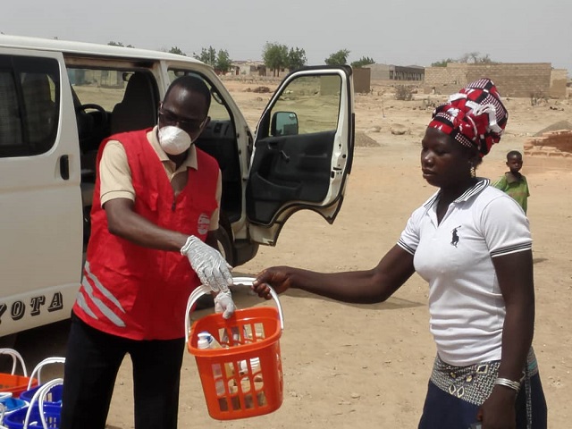 Lutte contre le COVID-19 : L’organisation pour le secours humanitaire (OSEH) dote des déplacés internes de Panzani de kits d’hygiène 
