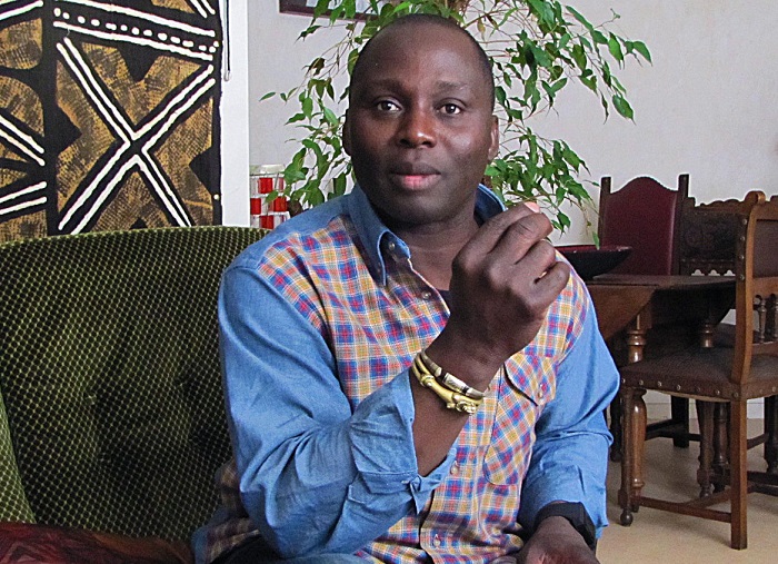 Covid-19 : L’artiste Yé Lassina Coulibaly appelle à combattre la pandémie mais aussi le lobbying pharmaceutique
