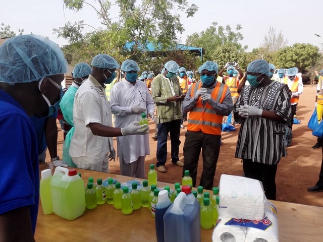 Lutte contre le coronavirus : La communauté islamique ahmadiyya entreprend une vaste campagne de sensibilisation couplée à une distribution de kits d’hygiène au Burkina 