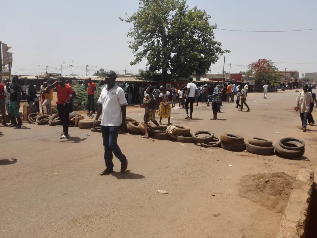 Mesures contre le COVID-19 : Des commerçants de Nabi-yaar barrent l’avenue Babanguida pour exiger la réouverture du marché