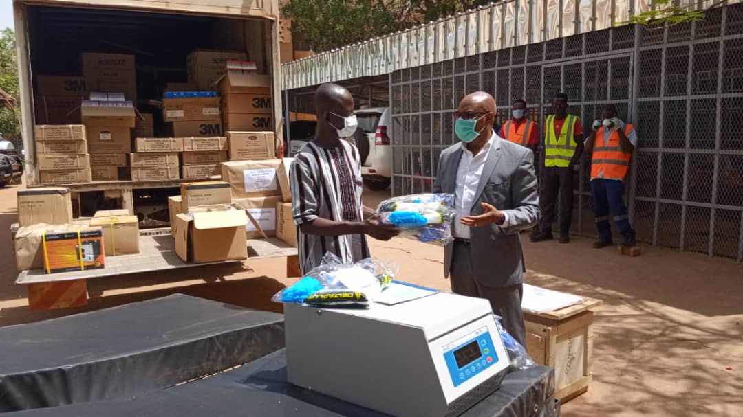 Lutte contre le Covid-19 : L’ONG Plan international Burkina Faso offre du matériel médical d’une valeur de 40 millions