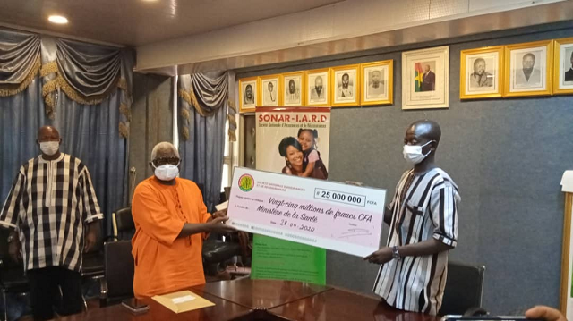 Lutte contre la civid-19 : La SONAR apporte un  chèque de 25 millions au ministère de la santé