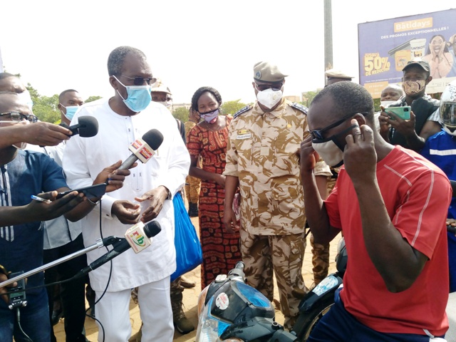 Port obligatoire du masque : Le ministre de la Sécurité sensibilise dans les rues de Ouagadougou