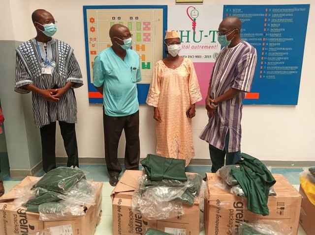 Lutte contre le Covid-19 : Nasco Burkina fait don d’une centaine de blouses au CHU de Tengandogo