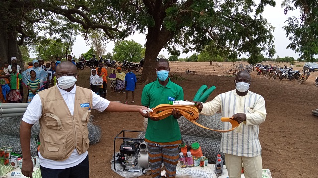 Commune de Toecé : Plan International soutient les jeunes du village de Yargo avec du matériel de maraîchage