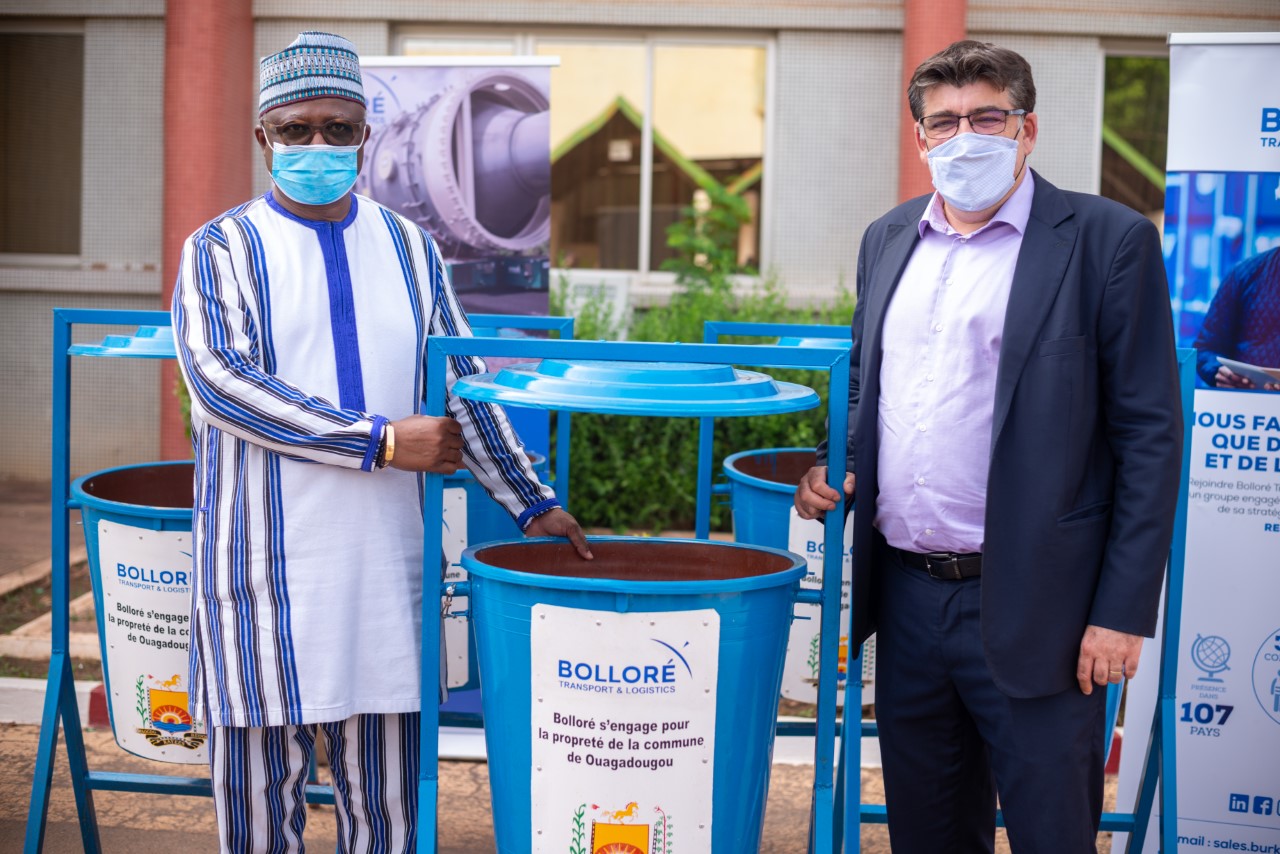 Campagne Yilimdé de la mairie de Ouagadougou : Bolloré Transport & Logistics fait un don de poubelles. 