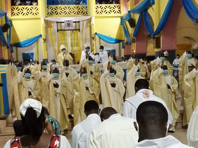Archidiocèse de Ouagadougou : Dix-sept nouveaux prêtres pour servir Dieu dans l’humilité et le dévouement