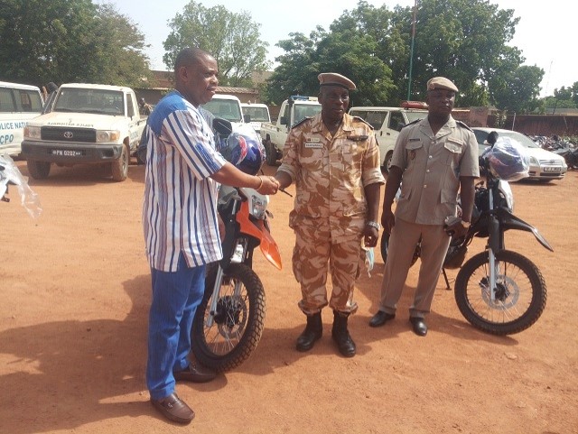 Sécurité : Mégamonde offre cinq motos  de patrouille à la Police nationale