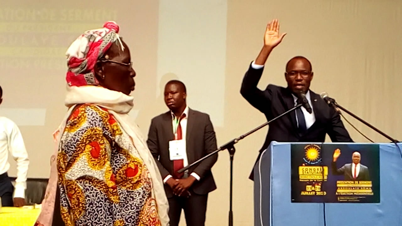 Présidentielle de 2020 au Burkina : Le Professeur Abdoulaye Soma, candidat de Soleil d’Avenir, prête serment devant un collège de sages
