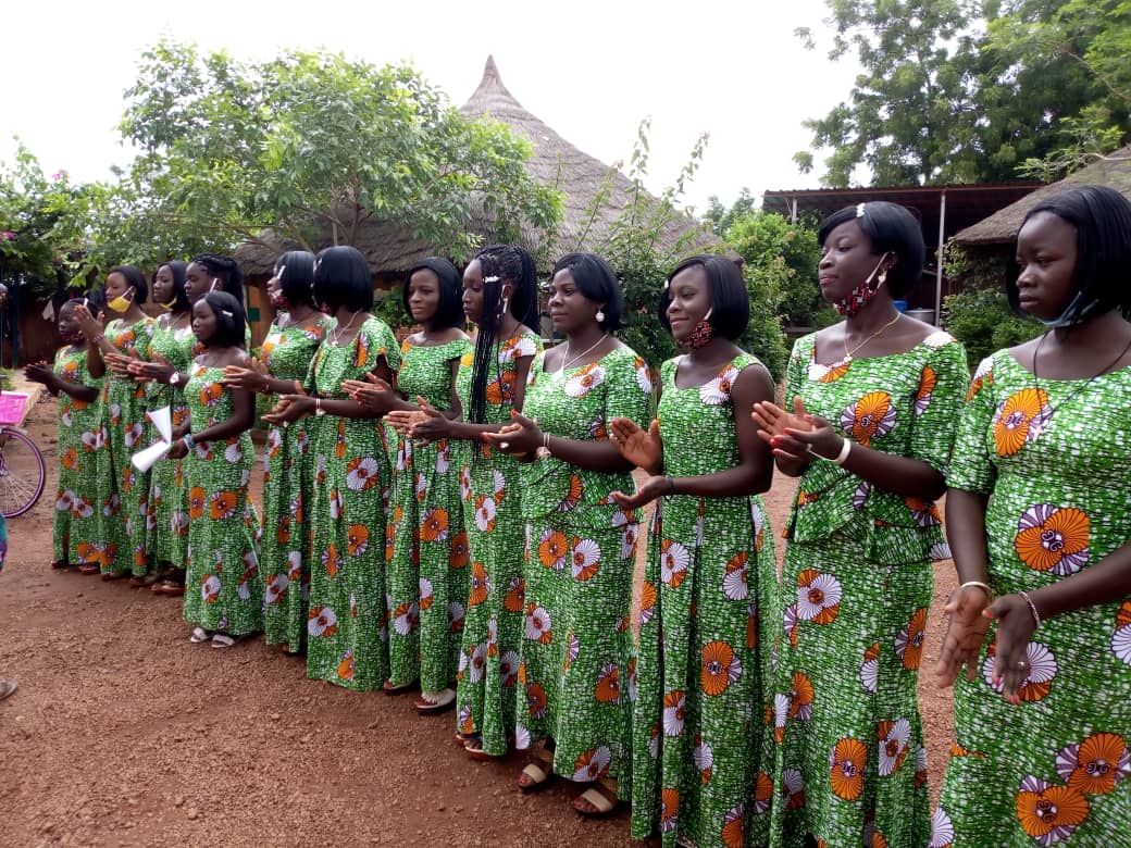 Sortie de promotion : Treize filles en fin de séjour au centre MIA ALMA de l’orphelinat AMPO
