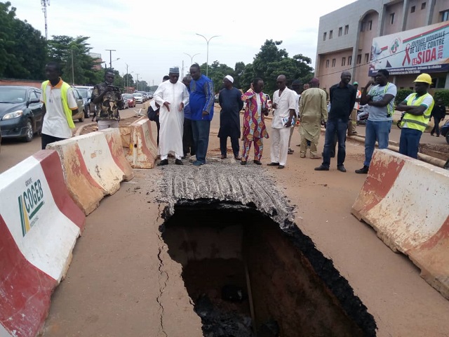 Cratère sur la route de l’hôpital Yalgado à Ouagadougou :  Les acteurs se rejettent les responsabilités