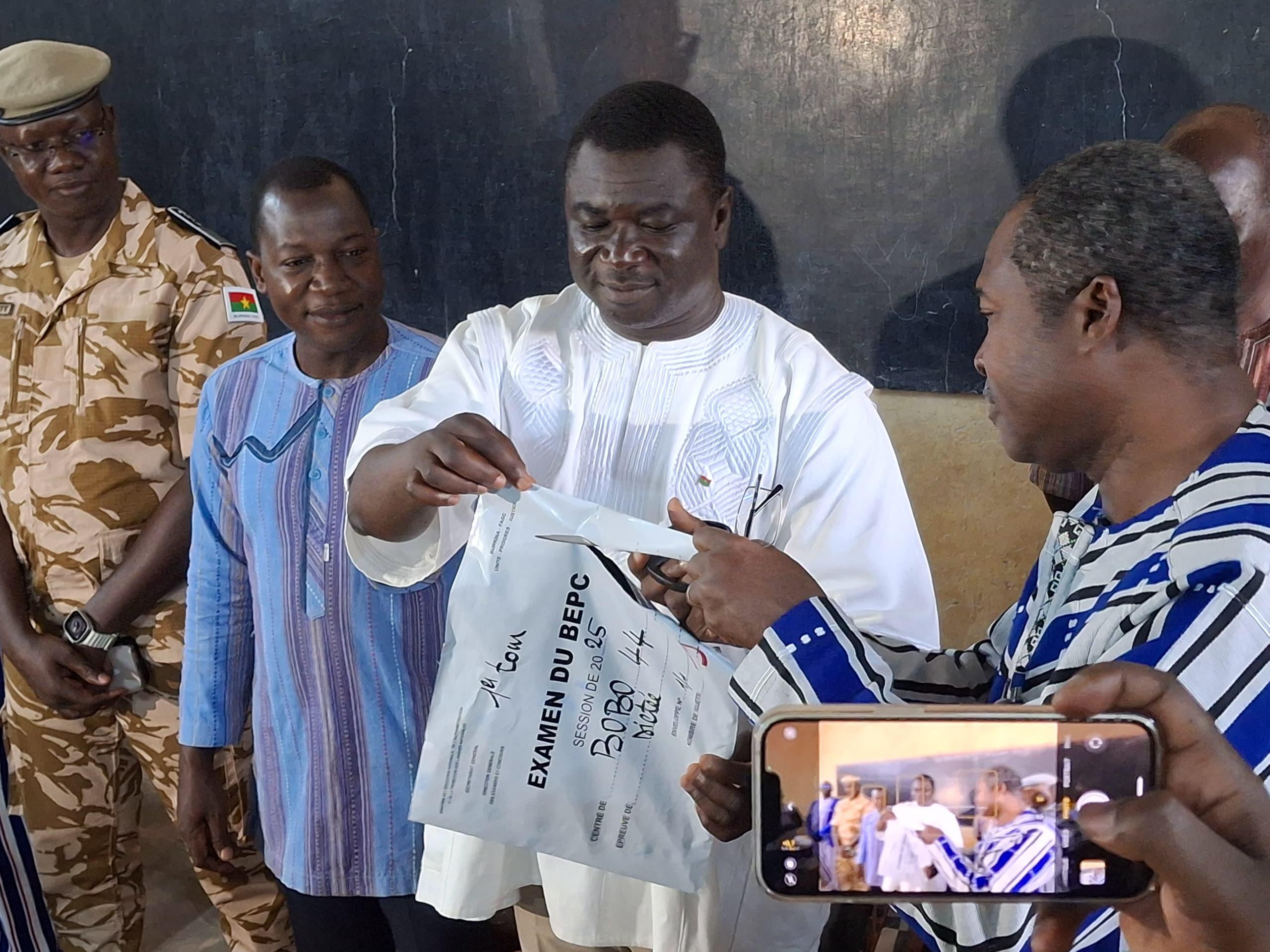 burkina-hauts-bassins-le-coup-d-envoi-des-preuves-du-bepc-bep-cap