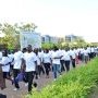 Les marcheurs sur l'avenue Sangoulé Lamizana, à l'aller