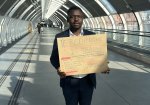 Après deux ans sans emploi, il sort avec une pancarte… et tout bascule en cinq jours 1 whatsapp image 2026 04 24 at 16.29 19 c6db5
