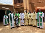 Diocèses de Nouna et de Dédougou : Quatre nouveaux prêtres accueillis en liesse à Ouagadougou