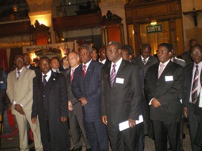 Tertius Zongo entouré des ministres, inaugure l'exposition vente d'obejts artisanaux à la Bourse du commerce de Paris