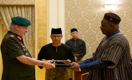 Diplomatie : L’ambassadeur Dr Désiré Boniface Somé a présenté ses lettres de créance à sa majesté le Roi de Malaisie 