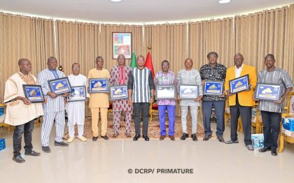 Primature&nbsp;: Le Premier ministre rend hommage aux agents admis à la retraite