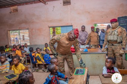 Education : Le Capitaine Ibrahim Traoré, enseignant d’une matinée à l’Ecole « B » de Péni