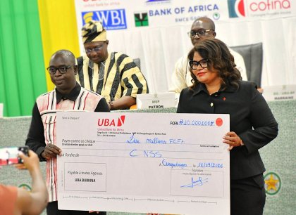 Burkina/Solidarité : La Directrice générale de UBA Burkina, Rasmata Djibo, aux côtés de 604 élèves et 600 veuves