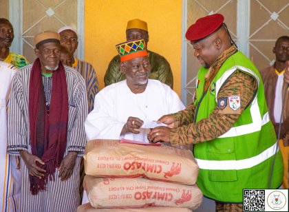 Initiative présidentielle Faso mêbo&nbsp;: Le Mogho Naaba apporte un important don 