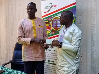 Galian/Prix spécial AFP-PME : Mahamadi Sebego des Éditions Sidwaya reçoit son chèque d’une valeur d’un million de francs CFA