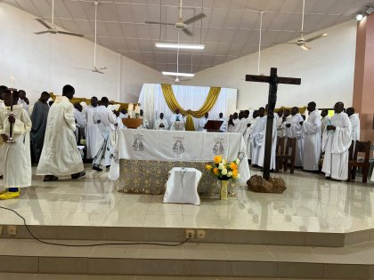 Monastère Saint-Benoît de Koubri : Le Frère Dasambwendé Samuel Kima s’engage définitivement, le frère Edmond Amos Zongo célèbre 25 ans de vie monastique.