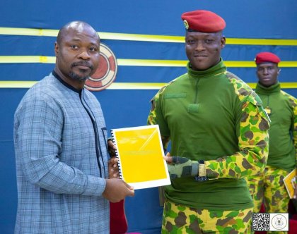 Audience du président du Faso : Le Manifeste pour un nouveau panafricanisme remis au Capitaine Ibrahim Traoré 