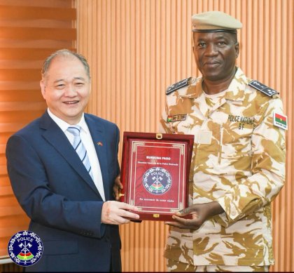 Burkina - Chine&nbsp;: L’ambassadeur chinois Zhao Deyong échange avec le directeur général de la Police nationale, Thierry Dofizouho Tuina