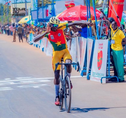 Tour du Faso 2025 : Le Burkinabè Mohamadi Ilboudo s’offre la 7ᵉ étape à plus de 47 km/h, Paul Daumont toujours en jaune