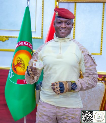 Espace AES : Le Président du Faso a désormais sa carte d’identité biométrique