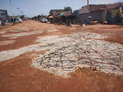 Ouagadougou : Les populations de l’arrondissement nᵒ 4 réhabilitent une portion de la route nationale nᵒ 22