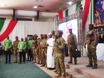 ‎Burkina&nbsp;: «&nbsp;La vie ne s’arrête pas là&nbsp;», le Capitaine Ibrahim Traoré aux veuves et épouses de FDS ‎