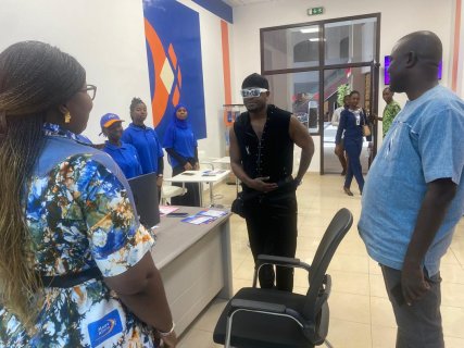 11ᵉ édition du concours Baramousso : Bebi Philip en visite à Moov Africa Ouaga Mall avant son show