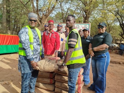 Agence Faso Mêbo : Kundé-BIZ’ART Productions fait un don de 20 tonnes de ciment