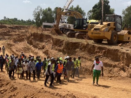 Construction du pont à poutre à Banakélédaga : Le ministre des Infrastructures visite le chantier
