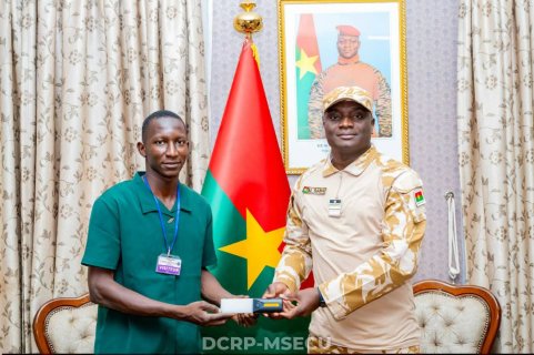 Burkina Faso : Un jeune entrepreneur offre des lampes solaires au ministère de la Sécurité