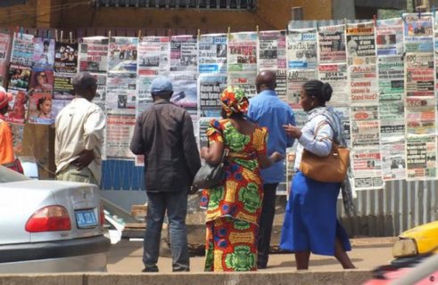 Cameroun : Quatre journalistes placés en garde-à-vue après la disparition présumée des lunettes du ministre en charge de l’Economie