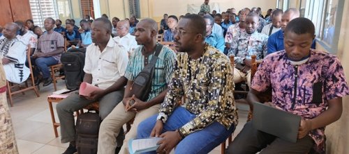 Groupe scolaire Notre-Dame de l'annonciation de Colma : 25 ans au service de l'excellence scolaire 4 en premiere ligne les hommes de media presents a la conference de presse.jpg e5e4f