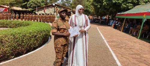 Ministère de la Transition digitale : Des agents achèvent leur immersion patriotique à Bobo-Dioulasso 5 la ministre de la transition remettant son attestation a une immergee.jpg e22f8