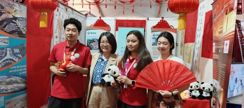 SNC 2026 à Bobo-Dioulasso : La Chine met en avant sa culture et son savoir-faire 3 li qi a pose devant le stand des representants de l ambassade de chine.jpg 3c264